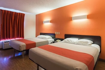 Deluxe Room, 2 Queen Beds, Smoking