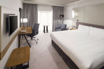 Standard Room, 1 Queen Bed, Club Lounge Access (Lounge Access)