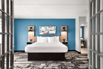 Suite, 1 King Bed, Non Smoking