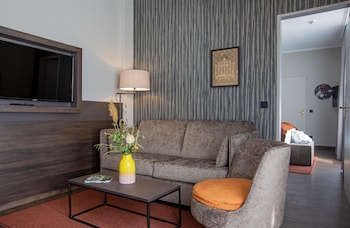 Standard Apartment, 1 Queen Bed, Kitchenette (Living Room)