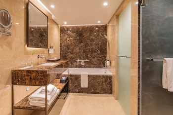 Junior Suite, 1 King Bed, Club Lounge Access