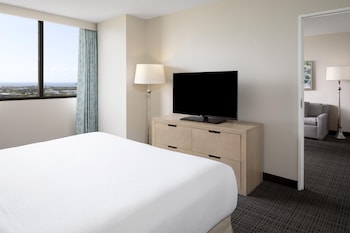Suite, 1 King Bed, Accessible, Non Smoking