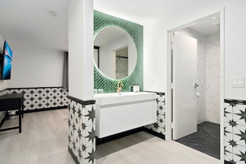 Deluxe Room, 1 Queen Bed