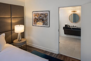 Deluxe Room, 1 King Bed, Accessible