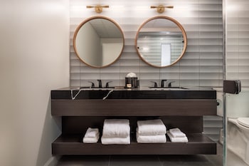 Deluxe Suite, 2 Queen Beds