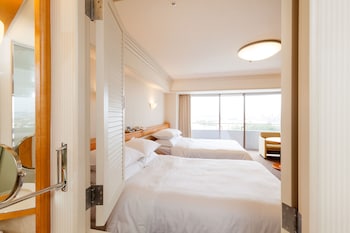 Guest room, 4 Twin Beds, Disney or Bay view, Main Building, Balcony