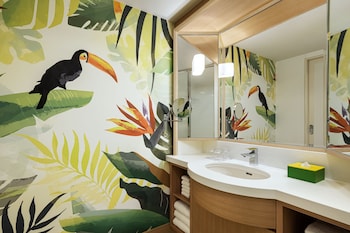 Guest room, 3 Twin Beds, Non Smoking, Disney or Bay view, Main Building, Balcony