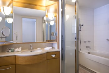 Guest room, 4 Twin Beds, Disney or Bay view, Main Building, Balcony