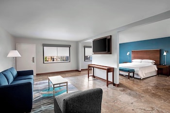 Suite, 1 King Bed, Pool View