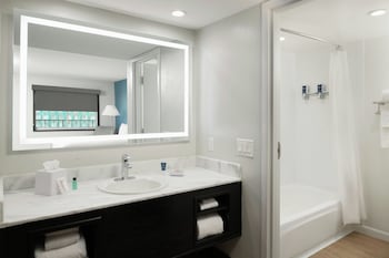 Standard Room, 2 Queen Beds, Pool View