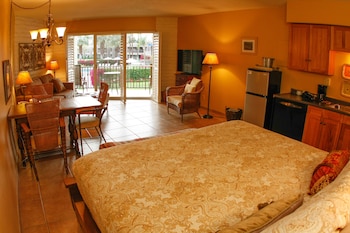 Studio Suite, 1 King Bed, Kitchenette