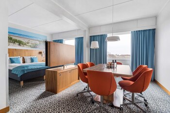 Junior Suite, 1 King Bed, Non Smoking (Separate Living Room)