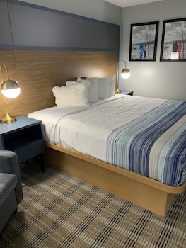 Room, 1 King Bed, Accessible, Non Smoking (Mobility, Tub w/Grab Bars)