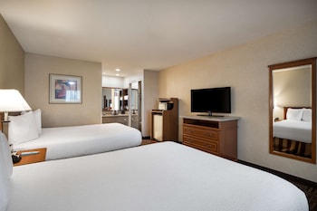 Deluxe Room, 2 Queen Beds, Non Smoking, Refrigerator & Microwave