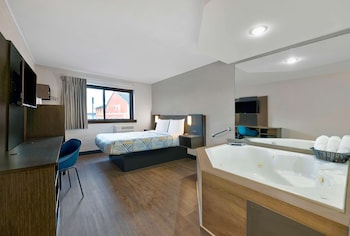 Deluxe Room, 1 Queen Bed, Non Smoking, Hot Tub