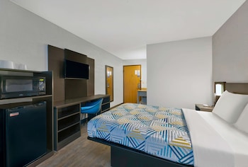 Deluxe Room, 1 King Bed, Non Smoking, Refrigerator & Microwave