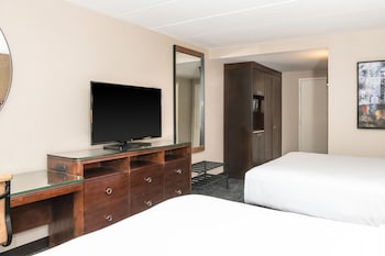 Deluxe Room, 2 Queen Beds (Mobility Accessible, Roll-In Shower)