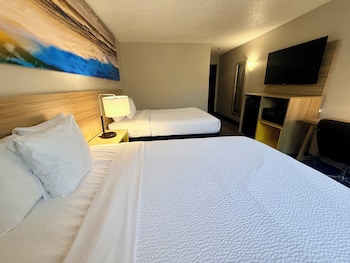 2 Queen Beds, Third Floor, No Elevator, Non-Smoking