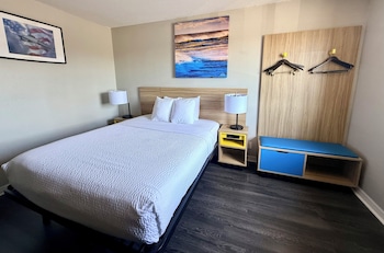 Room, 1 Queen Bed, Non Smoking, Ground Floor (Mobility, Hearing)