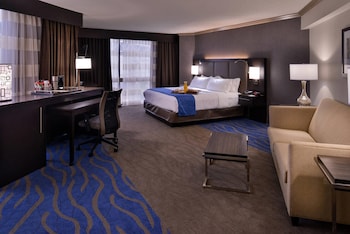 Suite, 1 King Bed with Sofa bed, Non Smoking