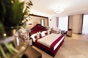 Premium Suite, 1 King Bed, Patio, Park View
