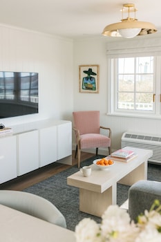 Suite, 1 King Bed with Sofa bed