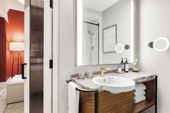 Suite, 2 Bedrooms (1King 1Double)