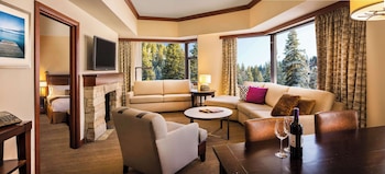 Deluxe Suite, Fireplace (Forest View)