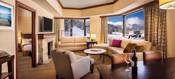 Deluxe Suite, Fireplace, Valley View