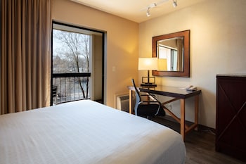 Dog Friendly Queen Queen with Riverview