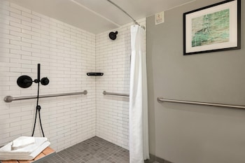 Room, 1 King Bed, Hearing Accessible, Bathtub (Hearing, Moderno Del Sur)