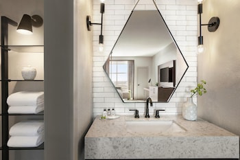Room, 1 King Bed, Bathtub, City View (Bonita Vista)