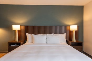 Suite, 1 King Bed with Sofa bed, Non Smoking