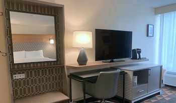Standard Room, 1 King Bed, Roll-in Shower (Comm, Mobil, Roll Shwr)
