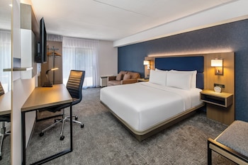 Business Room, 1 Queen Bed, Non Smoking (Upgrade, Ground Floor)