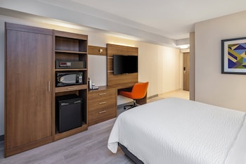 Standard Room, 1 King Bed, Hearing Accessible (Roll-In Shower)