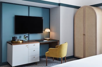 Room (Essential)