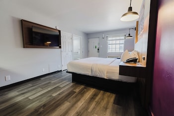 Deluxe Room, Accessible, Non Smoking (1 King Bed, Bathtub w/ Grab Bars)