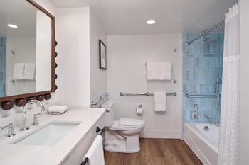 Room, 1 Queen Bed, Mobility Accessible, City View
