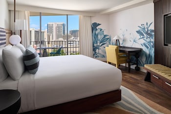Club Room, 1 Queen Bed, City View