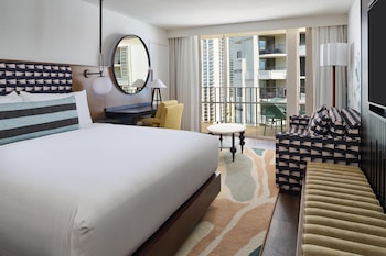 Club Room, 1 King Bed, Partial Ocean View