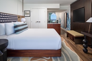 Club Room, 1 King Bed, Oceanfront