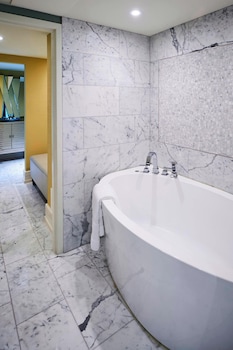 Executive Suite, 1 King Bed with Sofa bed