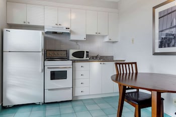 Suite, 1 Queen Bed, Non Smoking, Kitchen