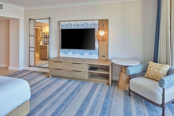 Room, 1 King Bed, Roll-In Shower, Lagoon View (Rainbow Tower, Renovated)