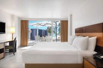 Room, 1 King Bed, Poolside (Lanai)