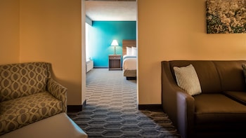 Suite, 1 King Bed, Non Smoking, Refrigerator & Microwave (Pet Friendly)