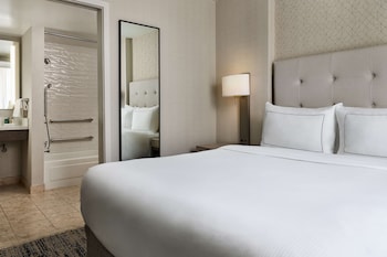 Suite, 1 Queen Bed, Accessible, Bathtub (Mobility Accessible, 2 Room Suite)