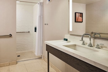 Deluxe Studio Suite, 1 King Bed, Accessible (Mobility/Hearing, Roll-in Shower)