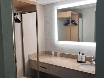 Room, 2 Queen Beds, Non Smoking, Lake View (Mobility Accessible)